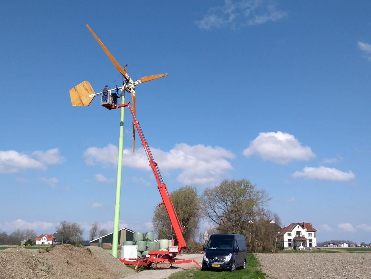 Vijftien meter de lucht in voor onderhoud aan houten windmolen